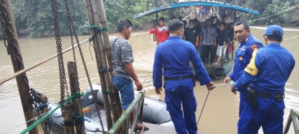 Tercebur Kali Surabaya, Pemotor Driyorejo Tenggelam dan Hilang Bersama Motornya