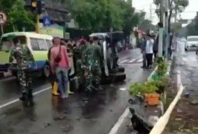 Mobil Pajero Sport Terbalik Dekat Kodim Gresik, Penumpang Hanya Luka Ringan
