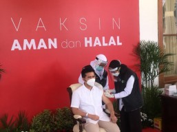 Tegang Saat Mau Divaksin, Tensi Darah Wagub Emil Langsung Naik Sampai 133