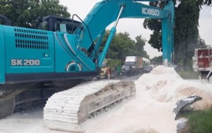Muatan Bubuk Kalsium Terjatuh di Jalan Raya Tuban-Surabaya, Pemotor Sempat Jadi Korban