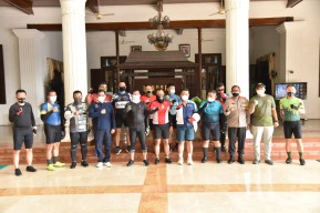 Pj Bupati Sidoarjo Sambut Rombongan Gowes Sepanjang 40 KM di Pendapa