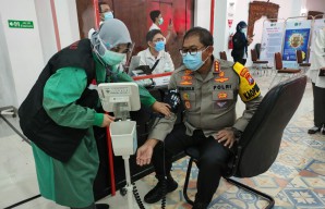 Plt Bupati Cak Hud dan 16 Lainnya Ikuti Vaksin Perdana di Kabupaten Sidoarjo