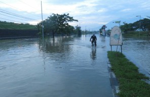 Banjir Sepanjang 300 Meter Lumpuhkan Akses Jalan Arteri Porong Sidoarjo