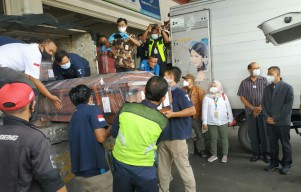 Jenazah Ibu Anak Korban Penumpang Sriwijaya Air Tiba di Bandara Juanda