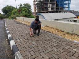 Sidak Proyek Pembangunan Underpass, Dewan Gresik Temukan Paving Bekas dan Pekerjaan Asal-asalan