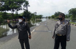    Pj Bupati Sidoarjo Hudiyono Berharap Banjir Jalan Raya Porong Tuntas Sehari