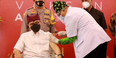 Bupati Anas Jalani Vaksinasi Covid di Pendopo, Distribusi Dikawal Ketat