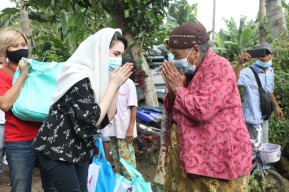Arumi Dardak Sambangi Korban Banjir Jember