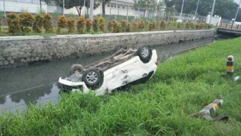 Sopir Ngantuk Tabrak Tiang, Lalu Avanza ini Mandi di Sungai Krian