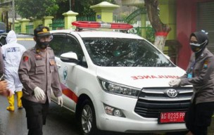 Satgas Covid Blitar Angkut 16 Pasien Isolasi dari Rumahnya ke Tempat Isolasi Khusus