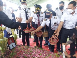Kerabat dan Keluarga Antarkan Jenazah Pilot Fadli Satrianto Dimakamkan di TPU Keputih