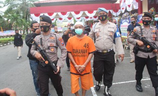 Dukun Ini Punya Ajian Jarang Goyang Ibu dan Empat Anak Perempuannya Digilir di Ranjang