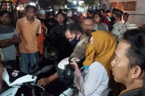 Asyik Makan Bakso Bersama Teman Pria, Perempuan Ini Dihantam Gelas Suaminya