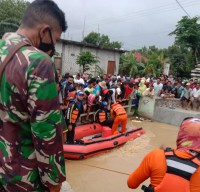 Nyeberang Sungai di Tuban, Air Bah Datang Bapak Hanyut Anaknya Selamat