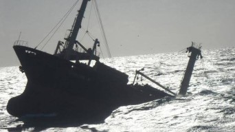 Perahu Terbalik Dihantam Ombak, 2 Nelayan Ujungpangkah Gresik Hilang