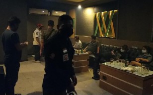 Petugas Gabungan Gerebek Rumah Karaoke Jalan Arjuno Surabaya Karena Nekat Beroperasi