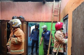 Rumah Warga di Blitar Terbakar Akibat Korsleting Cas HP