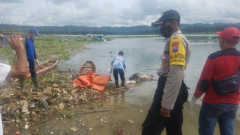 Mancing Ikan di Kali Brantas, Eh Lhadalah Dapatnya Mayat Mengapung