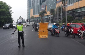 Hari Pertama Penerapan PPKM Kota Surabaya, Polisi Sekat Kendaraan di Bundaran Waru