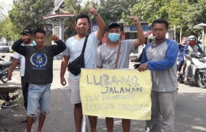 Warga Kecamatan Wonoayu dan Kecamatan Krian Sidoarjo Blokade Akses Jalur Truk Pengangkut Sirtu