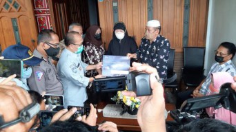 Ahli Waris Pilot Sriwijaya, Fadli Satrianto Terima Santunan Jasa Raharja di Surabaya