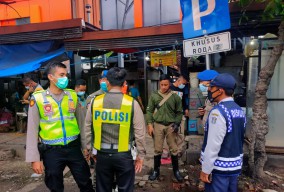 Sekelompok Pengamen Jalan Demak Surabaya Keroyok Petugas Satpol PP