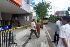 IMB Salah Peruntukan, Kantor Bank BNI Mojokerto Disegel Satpol PP