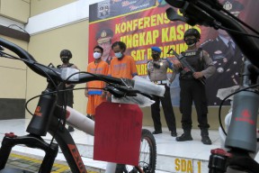 Polisi Bekuk Dua Tersangka Penggelapan 230 Unit Sepeda Gunung