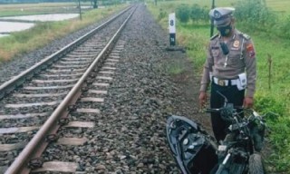 Ajaib, Cewek Banyuwangi Ini Ditabrak Kereta Api, Dirinya Selamat Motornya Hancur