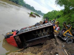Truk Tercebur Sungai, Sopir Kehilangan Nyawa