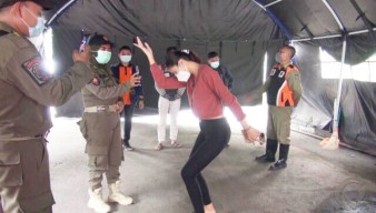 Tarik Sis! Perempuan Cantik di Surabaya Dihukum Joget Karena Tak Benar Pakai Masker