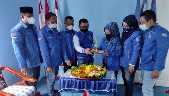 Marzukie Alie Cs Dipecat, DPC Demokrat Blitar Potong Tumpeng
