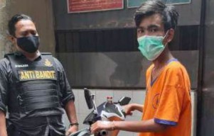 Teganya Ditinggal Patner Jambret, Sendirian Dihajar Warga