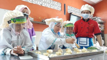 Siswi SD YIMI  Belajar Pembuatan Roti di Family Bakery