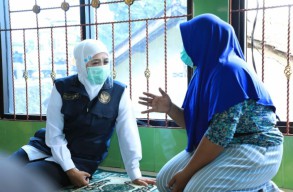 Gubernur Khofifah Kunjungi Korban Banjir Pasuruan, Pastikan Bantuan dan Konseling