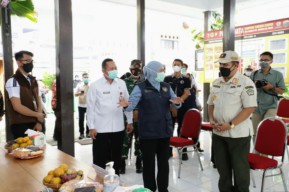 Gubernur Khofifah Tinjau Desa Sukorejo, Kebomas Kabupate  Gresik Yang Laksanakan PPKM Mikro