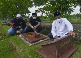 Sebelum Dilantik, Wakil Wali Kota Surabaya Armudji Ziarah ke Makam Ayah dan Sungkem Ibunda
