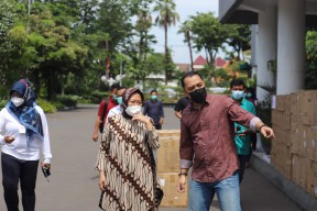 Datang Bawakan Bantuan ke Balai Kota Surabaya, Mensos Risma : Kita Baru Sempat Hari Ini