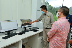 Tinjau Pos Pantau Raung, Bupati Anas Minta Warga Tidak Panik