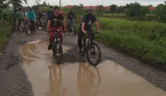 Gowes Keliling Desa, Bupati Terpilih Fandi Akhmad  Yani Pantau Jalan Rusak