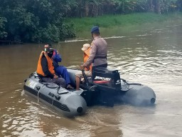 Pencarian Korban Tenggelam Arus Sungai Kalimas Petugas Dan Beberapa Relawan Dipercepat