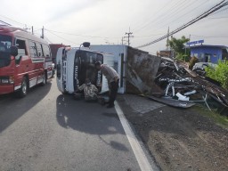Truk Oleng, Muatan Barang Besi Ambyar di Pinggir Jalan Manyar Gresik