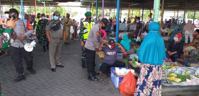 Operasi Gabungan di Gresik Masuk ke Pasar Tradisional, Ini Yang Dilakukan
