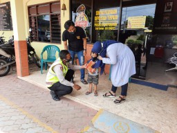 Sering Ditakuti, Polisi Berikan Buku Pengenalan ke Anak-anak