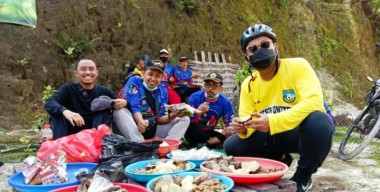 Gowes Sabtu-an Bupati Gresik Terpilih Gus Yani Melihat Potensi Desa Suci