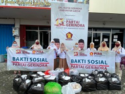 HUT Gerindra Ke 13  Kader Pira Gresik Bagikan Ratusan Kaos dan Makanan Ke Anjal dan Gepeng