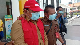 Jadi Tersangka Korupsi, Camat Duduksampeyan Suropadi Langsung Ditahan