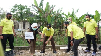 PWI Bojonegoro Tanam Ratusan Pohon Bareng Bu Anna dan Jajaran Forkopimda