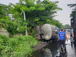 Tangki Muatan Minyak Terguling di Jalan Mayjen Sungkono Gresik, Tumpahan Minyak Berceceran di Jalanan