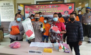 Karyawan Tambak Maling Pakan Udang, Lima Orang Digulung Polresta Banyuwangi